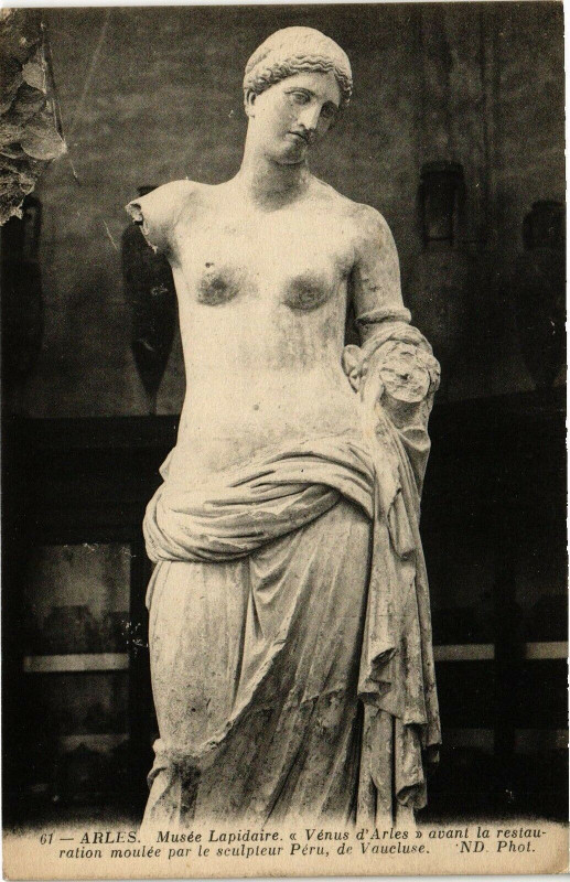 Carte postale ancienne Arles-Musee Lapidaire-Venus d'Arles à Arles