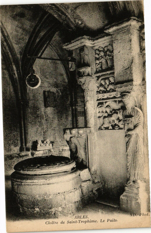 Carte postale ancienne Arles-Cloitre de St-Trophime-Le Puits à Arles