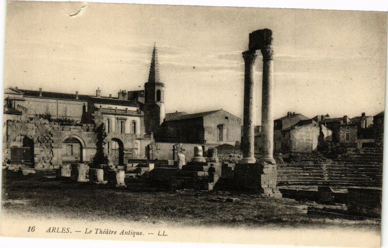 Carte postale ancienne Arles - Le Theatre Antique à Arles
