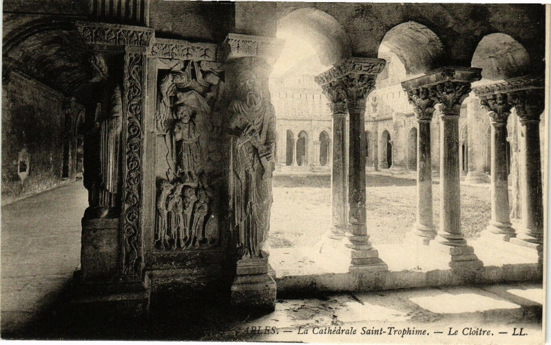 Carte postale ancienne Arles - La Cathedrale St-Trophime - Le Cloitre à Arles