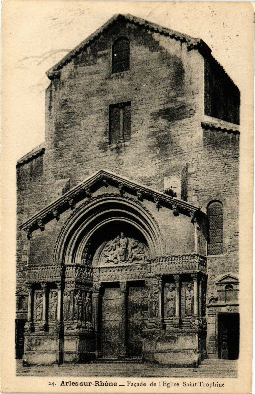 Carte postale ancienne Arles sur Rhone-Facade de l'Eglise St-Trophine à Arles