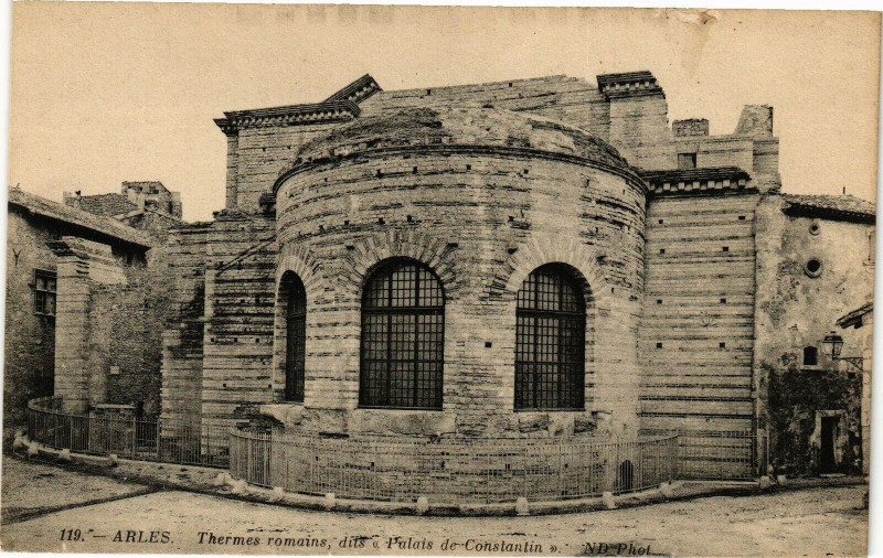 Carte postale ancienne Arles-Thermes romains dits-Palais de Constantin à Arles