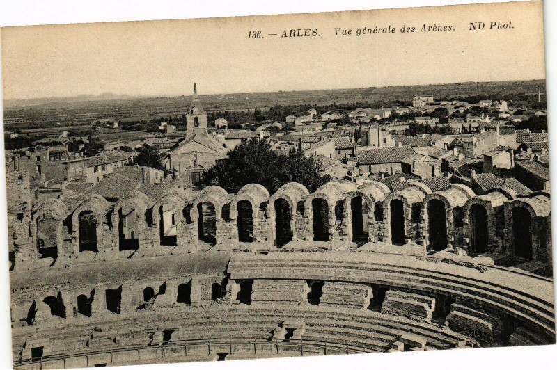 Carte postale ancienne Arles-Vue générale des Arenes à Arles