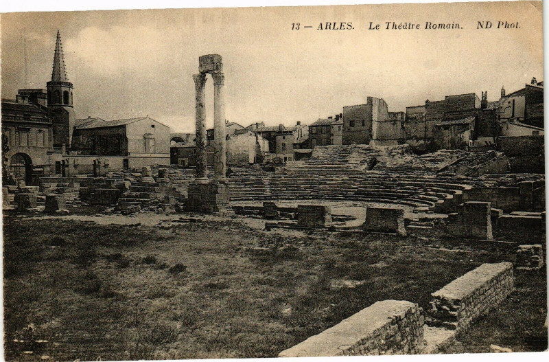 Carte postale ancienne Arles-Le Theeatre Romain à Arles