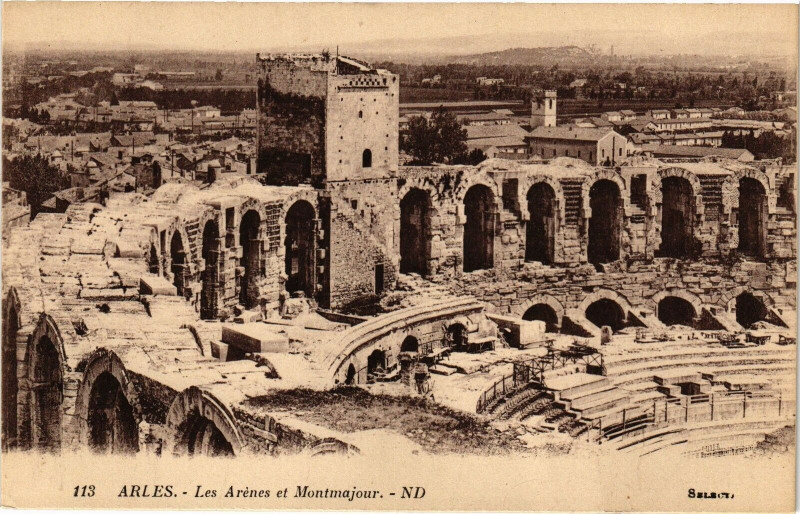 Carte postale ancienne Arles-Les Arenes et Montmajour à Arles