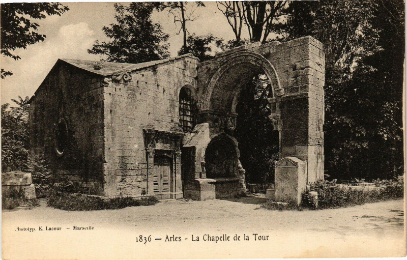 Carte postale ancienne Arles-La Chapelle de la Tour à Arles
