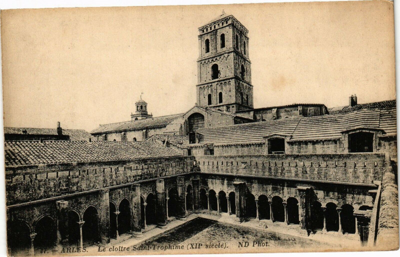Carte postale ancienne Arles-Le cloitre St-Trophime à Arles