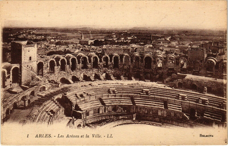 Carte postale ancienne Arles-Les Arenes et la Ville à Arles
