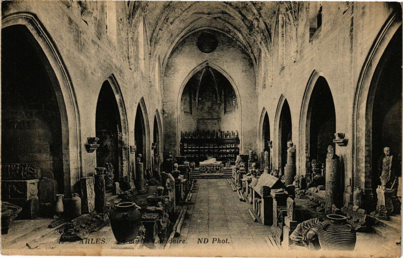 Carte postale ancienne Arles-Le musee Lapidaire à Arles