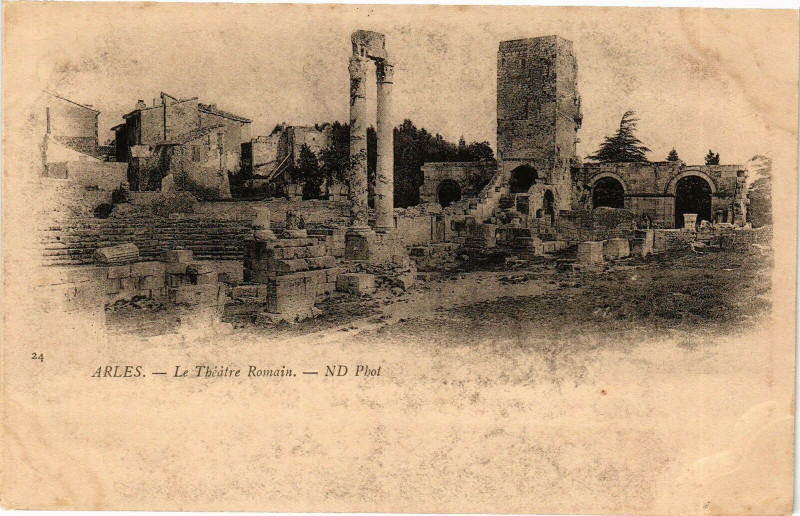 Carte postale ancienne Arles-Le Theatre Romain à Arles