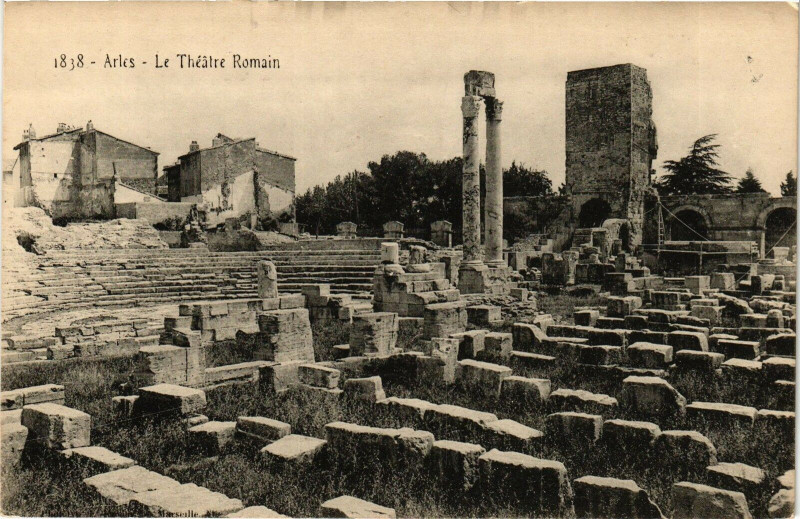 Carte postale ancienne Arles-Le Theatre Romain à Arles