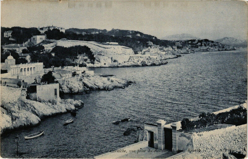 Carte postale ancienne Marseille-Route de la Corniche vue prise du Restaurant de la Réserve à Marseille