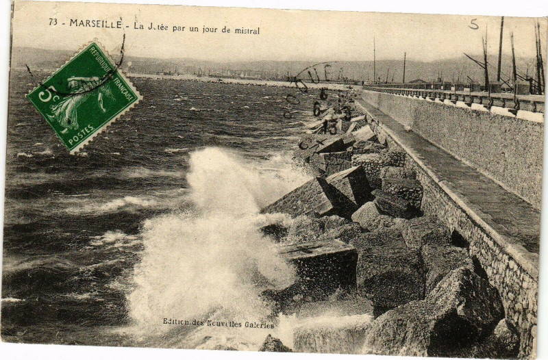 Carte postale ancienne Marseille-Le Jetee par un jour de mistral à Marseille