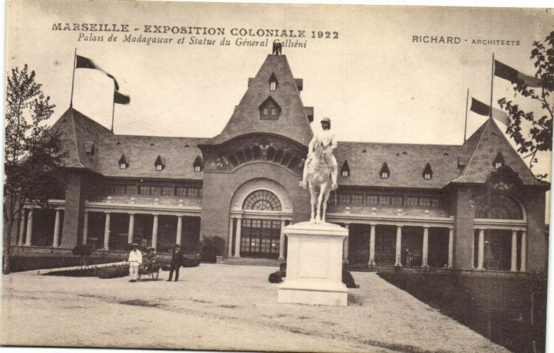 Carte postale ancienne Marseille Expo Coloniale 1922-Palais de Madagascar et Statue.. à Marseille