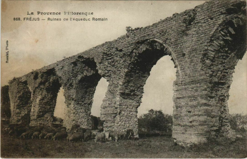 Carte postale ancienne Frejus Ruines de l'Aqueduc Romain à Fréjus