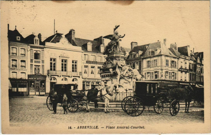 Carte postale ancienne Place Amiral-Courbet à Abbeville