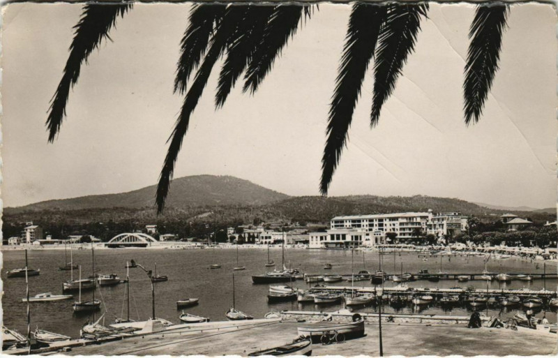 Carte postale ancienne Sainte-Maxime Vue sur la Baie et la Plage à Sainte-Maxime