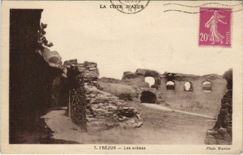 Carte postale ancienne Frejus Les Arenes à Fréjus