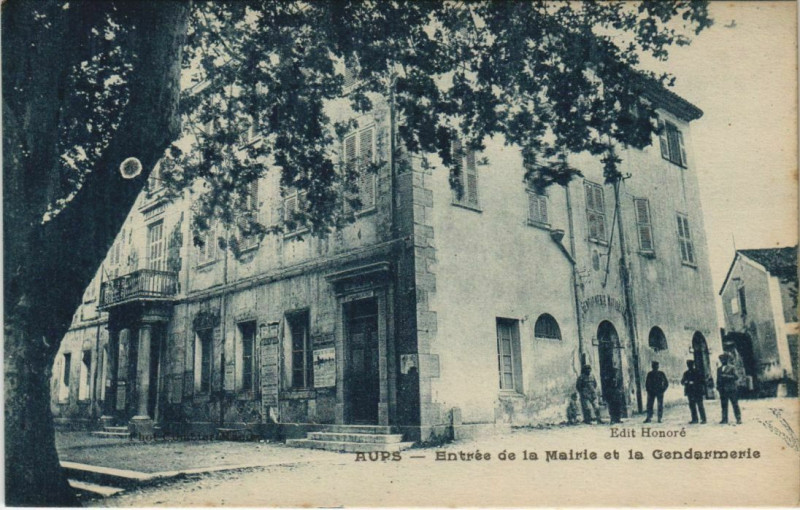 Carte postale ancienne Aups Entree de la Mairie et la Gendarmerie à Aups