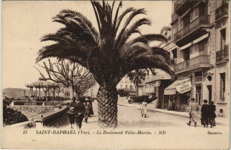 Carte postale ancienne Saint-Raphael Le Boulevard Felix-Martin à Saint-Raphaël