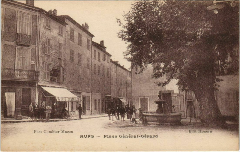 Carte postale ancienne Aups Place General-Gerard à Aups
