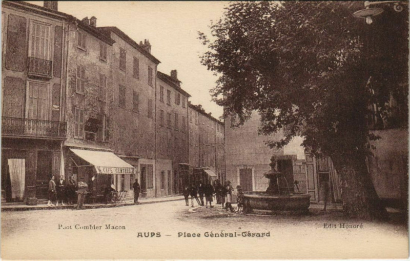 Carte postale ancienne Aups Place General-Gerard à Aups