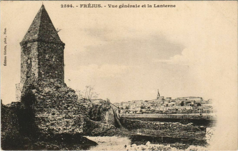 Carte postale ancienne Frejus Vue Generale et la Lanterne à Fréjus