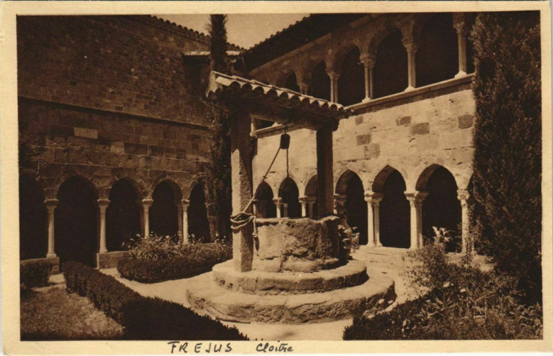 Carte postale ancienne Frejus Cloitre du XIIIe Siecle à Fréjus