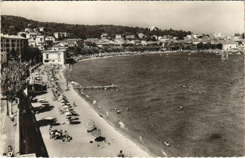 Carte postale ancienne Sainte-Maxime Vue Generale sur la Ville et sur la Plage à Sainte-Maxime