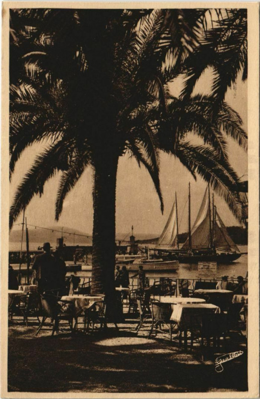 Carte postale ancienne Sainte-Maxime Place des Palmiers à Sainte-Maxime