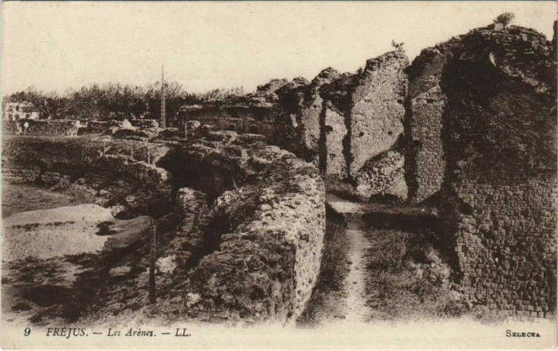 Carte postale ancienne Frejus Les Arenes à Fréjus