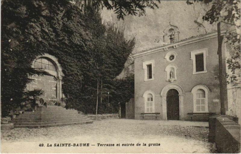 Carte postale ancienne Saint-Maximin-la-Sainte-Baume Terrasse et Entree de la Grotte à Saint-Maximin-la-Sainte-Baume