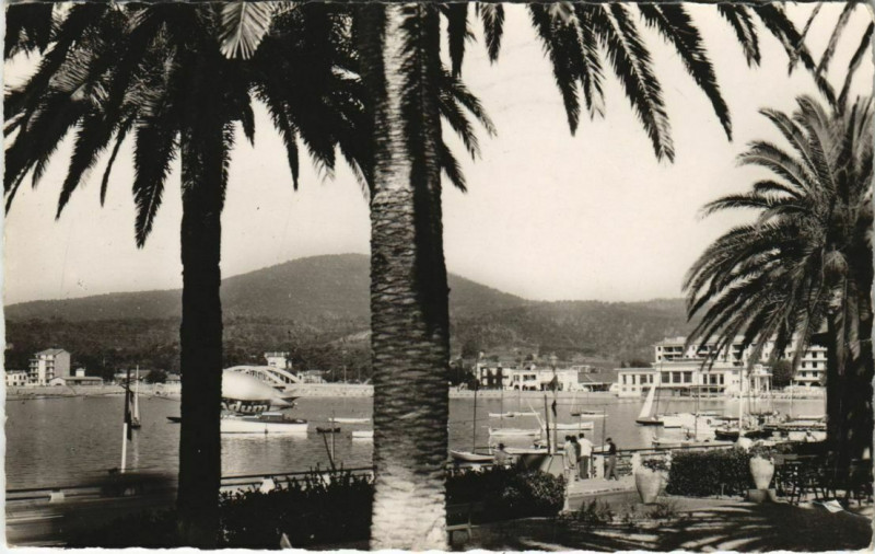 Carte postale ancienne Sainte-Maxime La Plage Vue de la Place des Palmiers à Sainte-Maxime