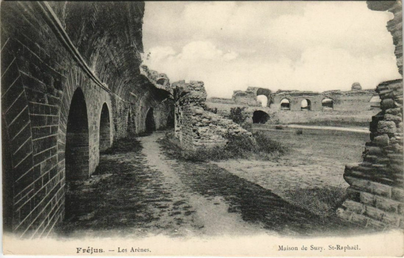 Carte postale ancienne Frejus Les Arenes à Fréjus