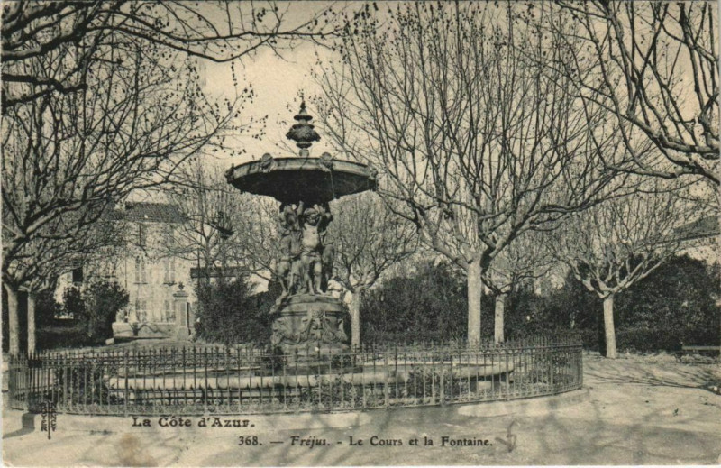 Carte postale ancienne Frejus Le Cours et la Fontaine à Fréjus