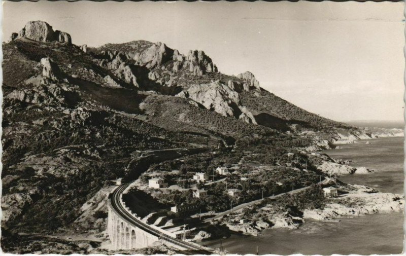Carte postale ancienne Antheor Le Viaduc de la S.N.C.F. et la Route de la Corniche d'Or