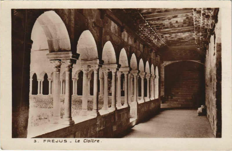 Carte postale ancienne Frejus Le Cloitre à Fréjus