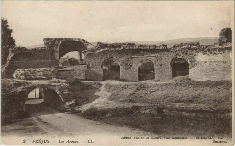 Carte postale ancienne Frejus Les Arenes à Fréjus