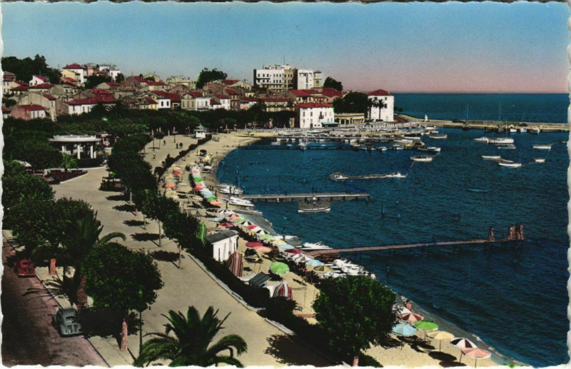 Carte postale ancienne Sainte-Maxime La Promenade - La Plage et la Ville à Sainte-Maxime
