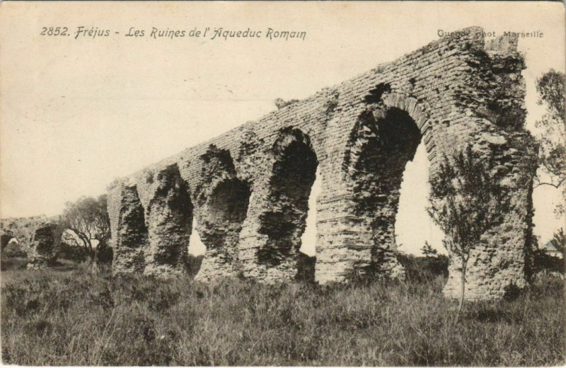 Carte postale ancienne Frejus Les Ruines de l'Aqueduc Romain à Fréjus