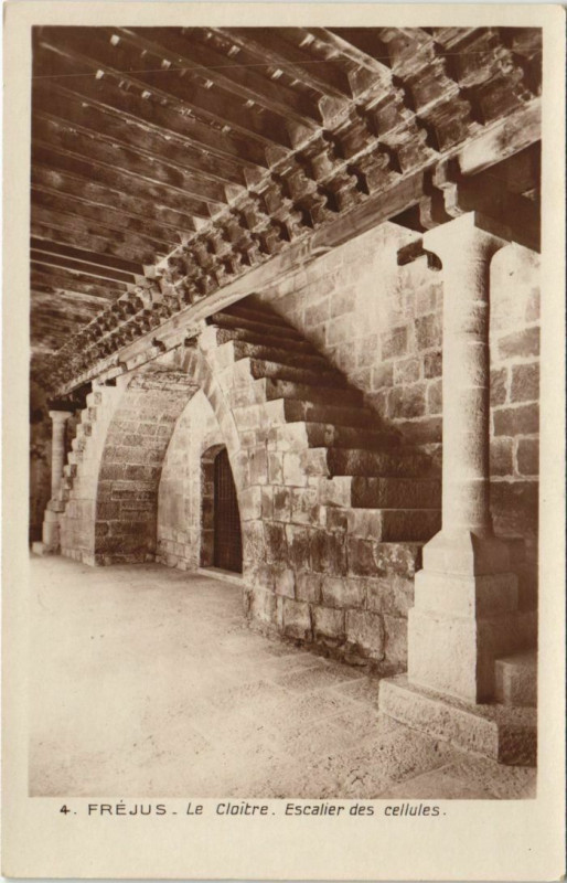 Carte postale ancienne Frejus Le Cloitre - Escalier des Cellules à Fréjus