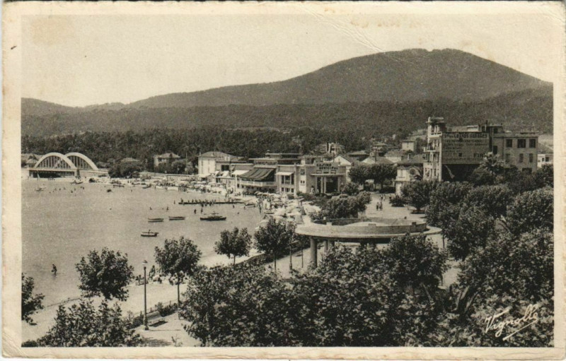 Carte postale ancienne Sainte-Maxime La Promenade à Sainte-Maxime