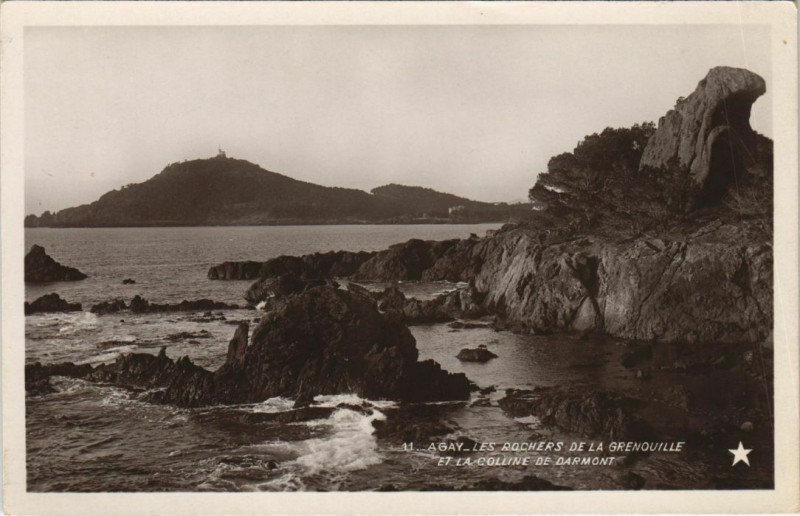 Carte postale ancienne Agay Les Rochers de la Grenouille et la Colline de Dramont