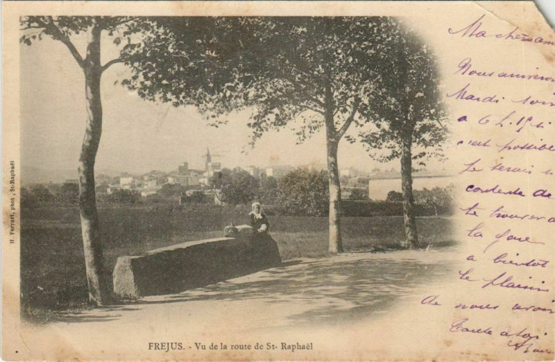 Carte postale ancienne Frejus Vu de la Route de Saint-Raphael à Fréjus