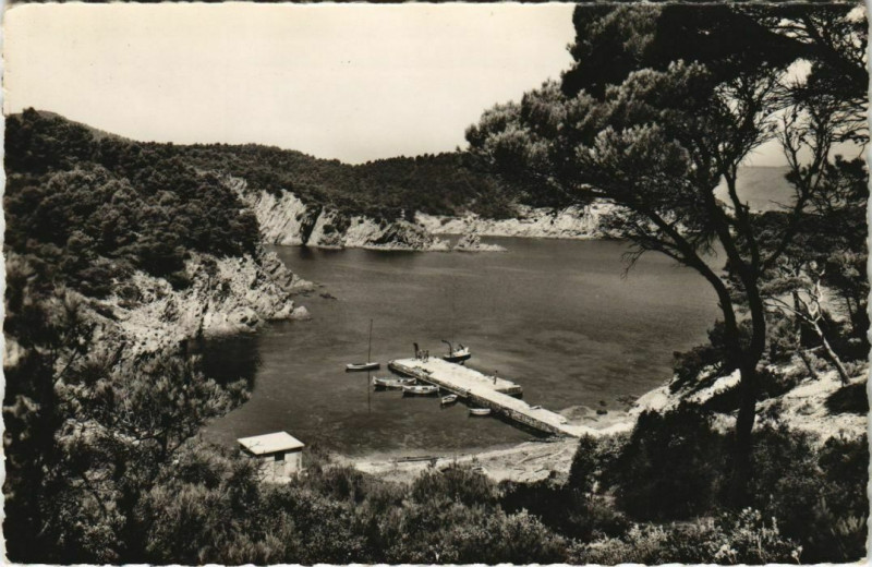 Carte postale ancienne Le Lavandou Le Cap-Benat au Lavandou