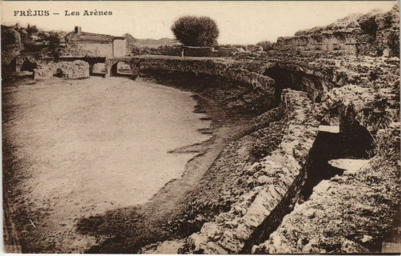 Carte postale ancienne Frejus Les Arenes à Fréjus