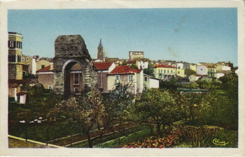 Carte postale ancienne Frejus Vue Generale - Porte Doree à Fréjus