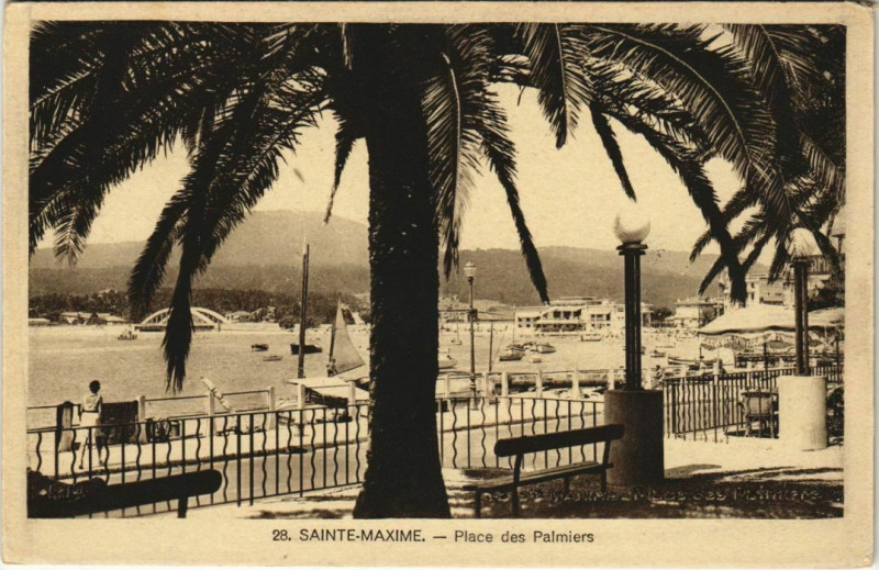 Carte postale ancienne Sainte-Maxime Place des Palmiers à Sainte-Maxime