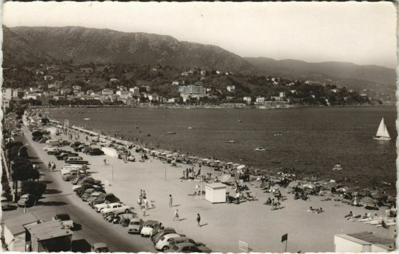 Carte postale ancienne Le Lavandou La Plage au Lavandou
