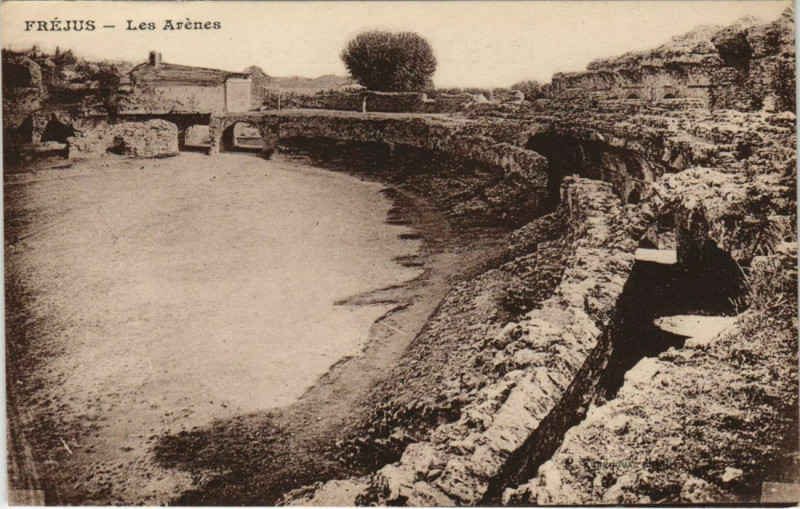 Carte postale ancienne Frejus Les Arenes à Fréjus